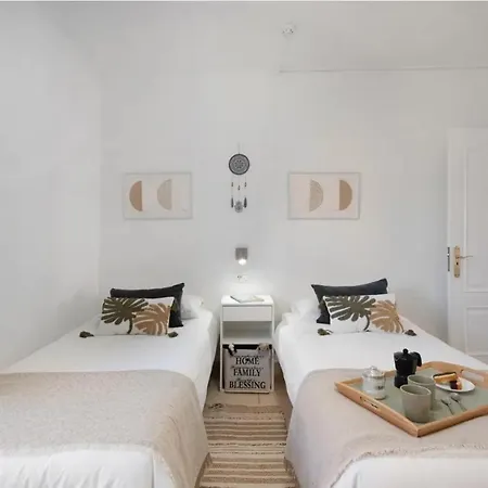 Апартаменти Serene Terrace And Pool