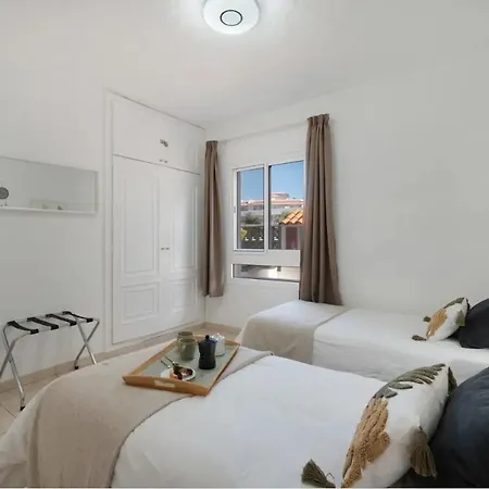 Апартаменти Serene Terrace And Pool